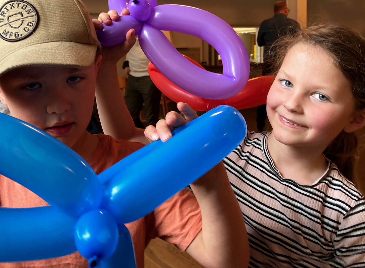 Foto som föreställer en flicka med ballong